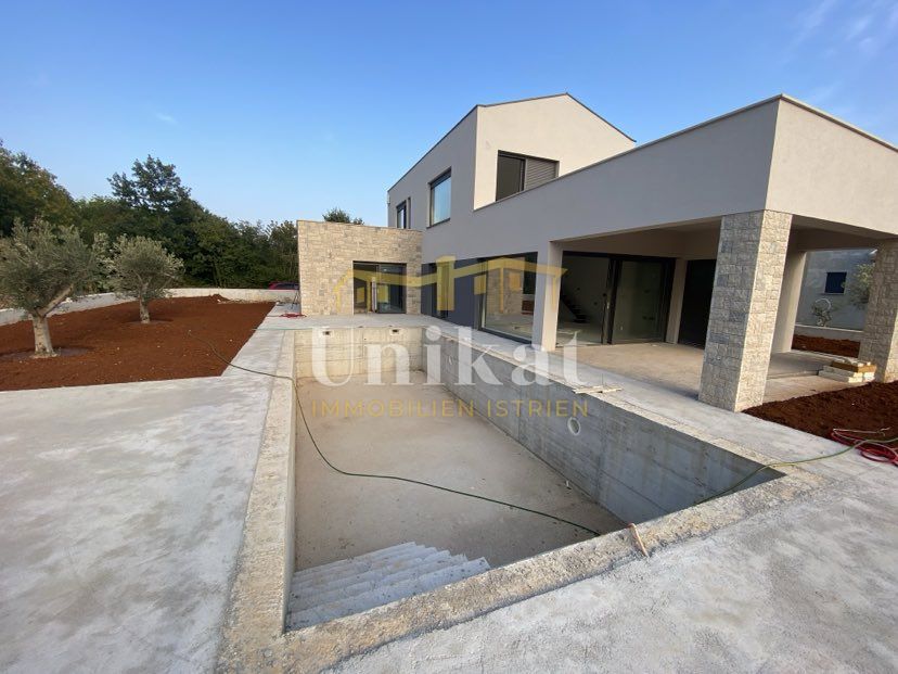 Casa con grande terrazza sul tetto e piscina